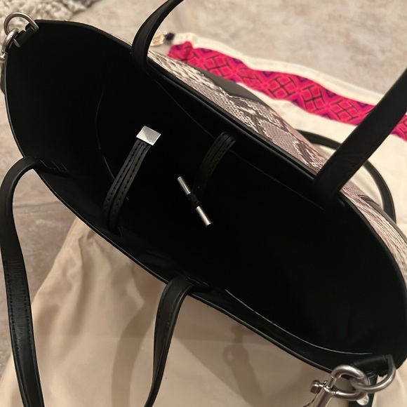 ❤️👜TORY BURCH❤️👜 Block-T Embossed Mini Tote - Picture 8 of 14